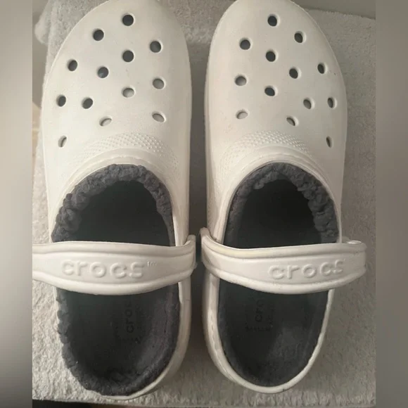 M10/W/12 CROCS Women's White Fuzzy Lined Moccasins - Picture 2 of 5